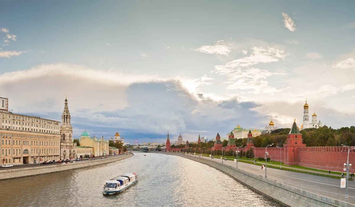 Москва — Кремль и Москва-река в вечернем свете